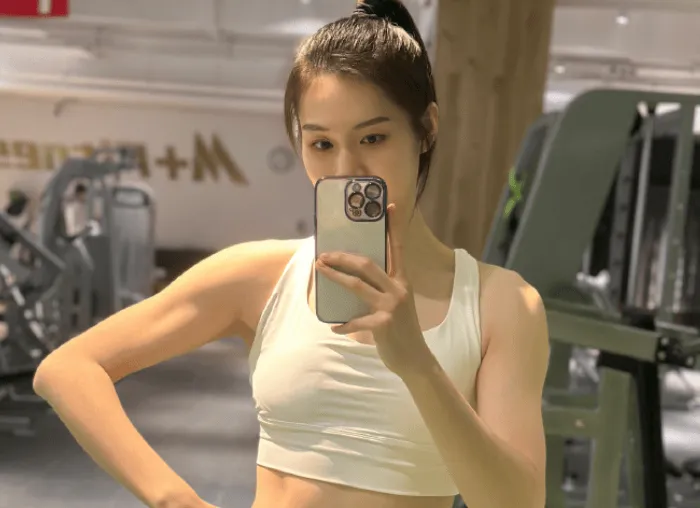 中国女篮球运动员郭子瑄在社交媒体上发照片分享日常健身训练瞬间